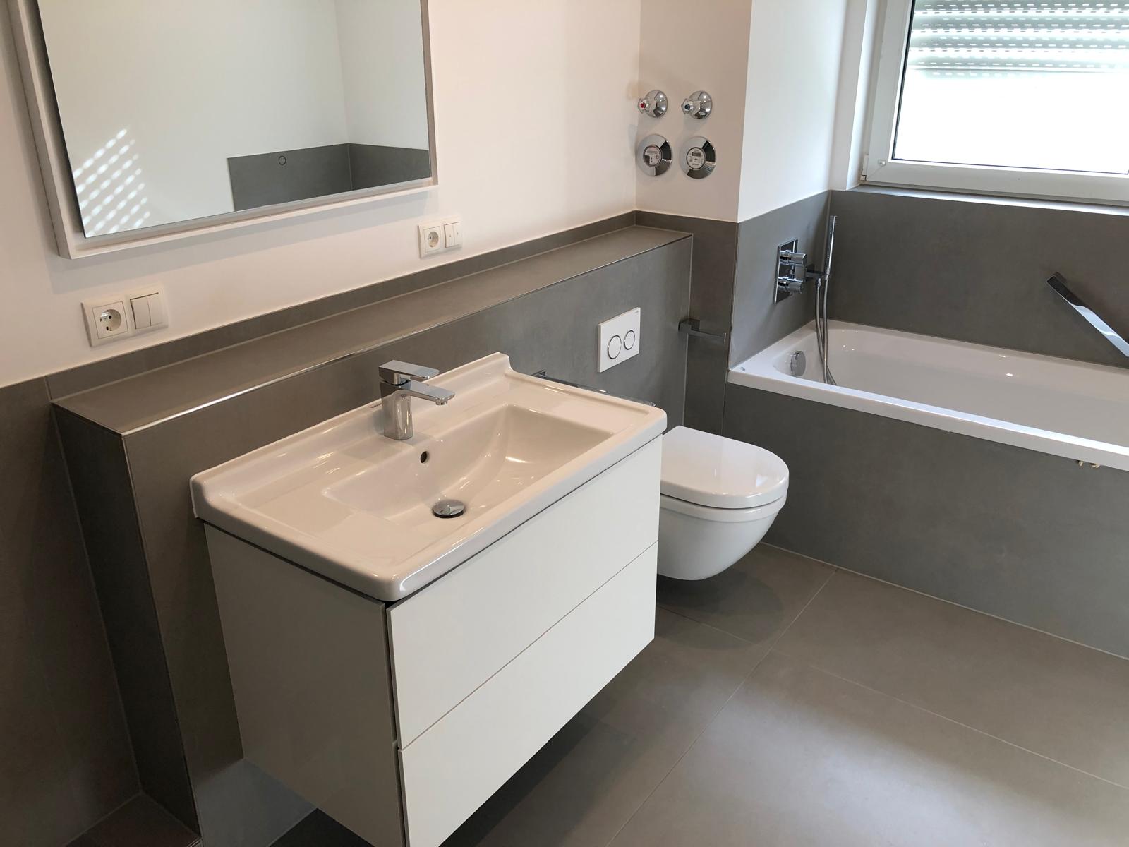 Modernes Bad mit Fliesen und Sanitärinstallation