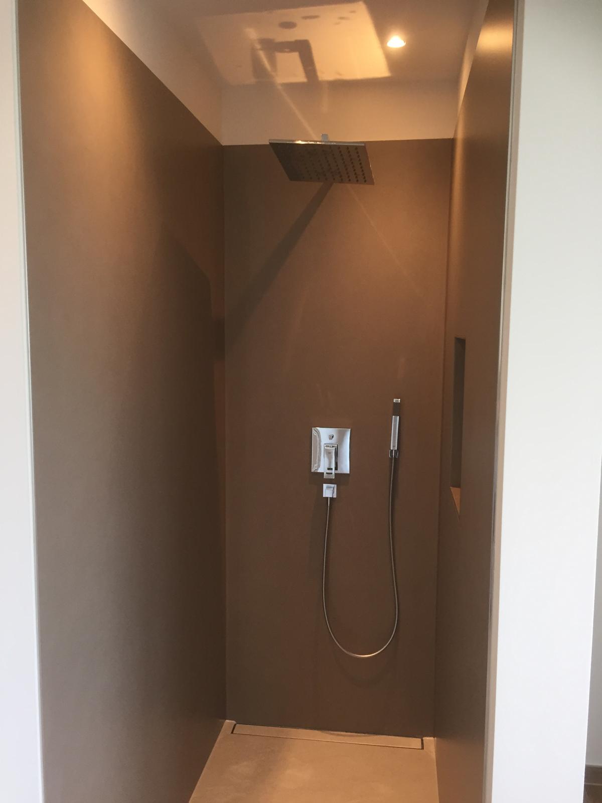Dusche mit hochwertiger Wandgestaltung